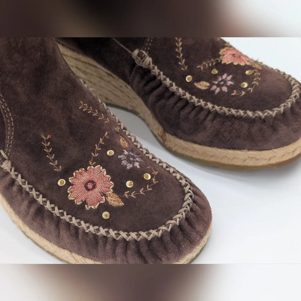NWOT Report Ataani Size 8.5 Brown Suede Floral Embroidered Wedge Boots Mock Toe